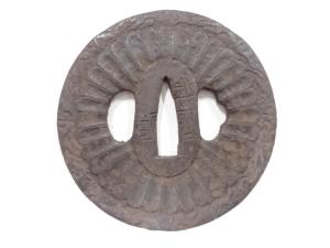 鉄地　菊形　越前住記内　鍔